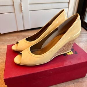 Vaneli Phebe patent peeptoe wedges pale yellow 8N